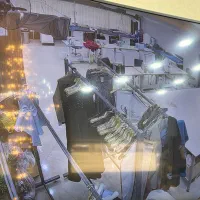 خیاط خانم آشنا به تعمیرات لباس مجلسی و با تجربه