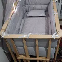 تخت کنار مادر گهواره شو