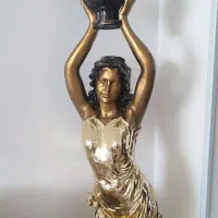 مجسمه ایستاده چراغ دار