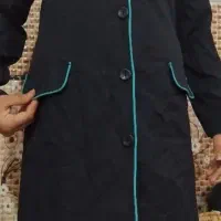 یه کیف مدرسع دبیرستانی با دوتا مانتو