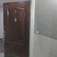 در چوبی همراه با چارچوب آهنی