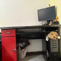 میز تحریر جادار رنگ قرمز و سیاه