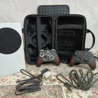 ایکس باکس سری اس  ۲ دسته ، شیش تا بازی داره