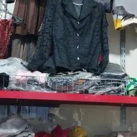 قفسه آهنی بزرگ روی طبقه ها شیشه ای
