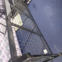 تخت دوطبقه فلزی خوابگاهی کف توری محافظ داردر حد نو