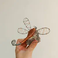 مجسمه سنجاقک سیمی