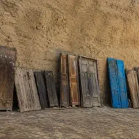 تعدادی درب چوبی قدیمی