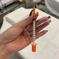 اپراتور برای تزریق ژل و بوتاکس