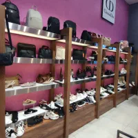 ویترین کامل مغازه کیف و کفش فروشی