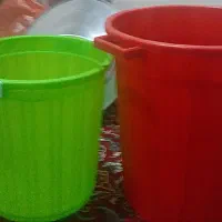 یک سطل بزرگ ویک سطل متوسط