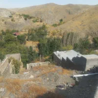 زمین-در-بافت-روستا-نزدیک-رودخانه