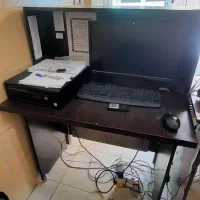 میز پیشخوان یا کامپیوتر یا کانتر