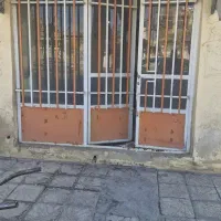 در ورودی مغازه