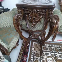 میز کنار سالنی