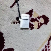 یک عدد فلش هشت گیگ به فروش میرسد