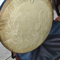 دف ساز اصیل ایرانی با تجهیزات مثل کیف و دفترچه