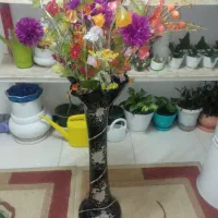 گلدان شیشه ای با گل