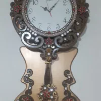 یک عدد ساعت دیواری