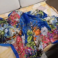 روسری ابریشم وتعداد زیادی انواع شال و روسری