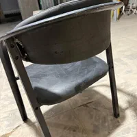 صندلی اهنی با روکش چرم منصوعی