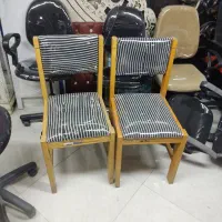 صندلی چوبی سالم در حد نو دو عدد موند