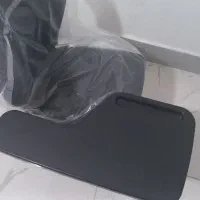 نیمکت مخصوص آموزشگاه یا مدرسه بدون استفاده هستند