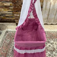 تخت کنار مادر گهواره شو