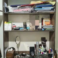 کتابخانه و میز کامپوتر