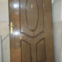 درب چوبی آپارتمانی سنگین همراه با دستگیره و قفل