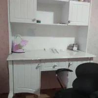یک عدد میز تحریر همراه صندلی گردون