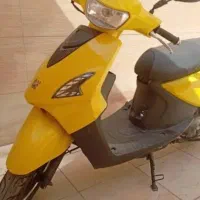 موتور اسکوتر زرد رنگ‌