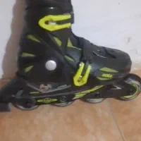 یک لنگه کفش اسکیت گم شده