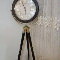 ساعت ایستاده سه پایه