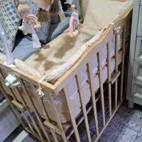 تخت کنار مادر نوزاد یا گهواره ای