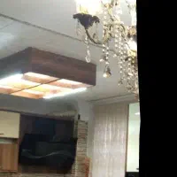 ویترین  کلاسیک  و یک جاکفشی جدا و نمای چوب روی سقف