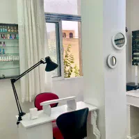 اجاره-میز-صندلی-ناخن-در-تاپ-لوکیشن-بدون-پول-پیش