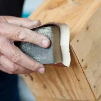 کارگر ساده جهت سمباده زنی چوب(کارگاه رنگ کاری چوب)