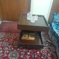 میز چوبی چرخدارسالم ومحکم رنگ قهوه ای تیره|مبلمان خانگی و میز عسلی|تهران, علم و صنعت|دیوار