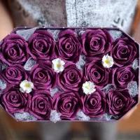 دسته گل و باکس روبانی هدیه ای متفاوت