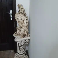 پایه گچی به همراه مجسمه عقاب