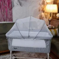 تخت کنار مادر و گهواره زویه