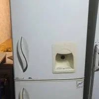 یخچال فریزر و میز شیشه ای