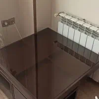 مبل راحتی با نشیمن راحت به همراه میز و عسلی