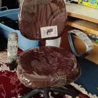 صندلی اداری و میز کامپیوتر