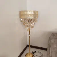 آباژور ایستاده کنار سالنی