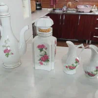 وسایل سرو و پذیرایی و گل سرخی