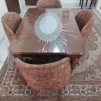 میز غذاخوری کاملا سالم و نو با کیفیت بالا