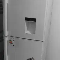 یخچال فریزر دیجتال سالم مرتب در حال کار