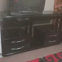 تلویزیون LG به همراه میز تلویزیون شیشه ایی|تلویزیون و پروژکتور|رشت, باهنر|دیوار