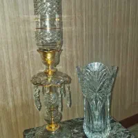 یک شمعدان لاله و یک گلدان کریستال